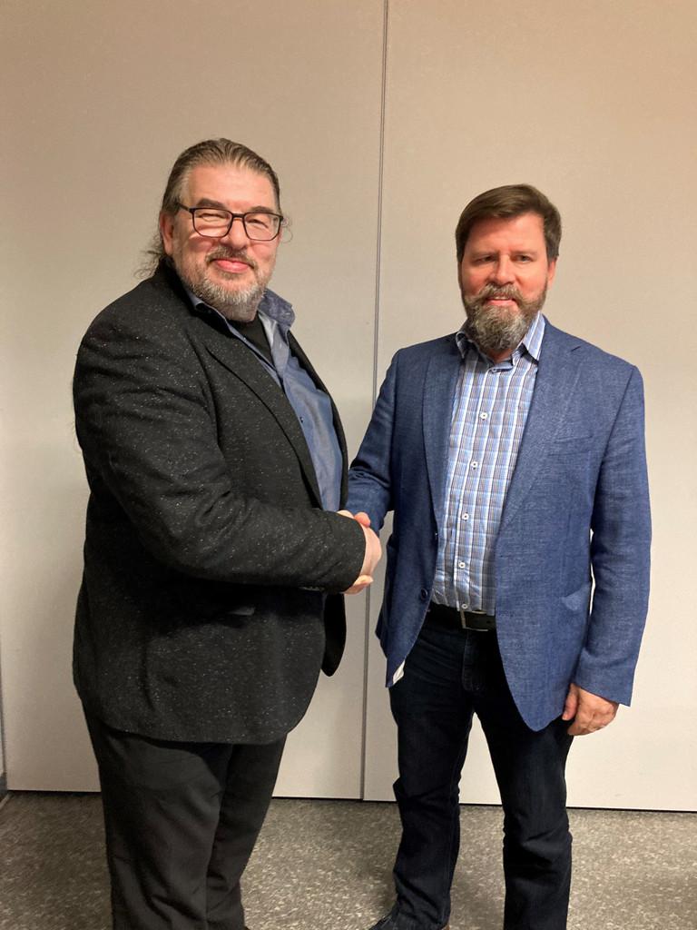 Handschlag auf die Einigung: Bodo Grzonka (links) schlägt ein für die IG Metall, Tischlermeister Jörg Neumeister für die Arbeitgeber. 