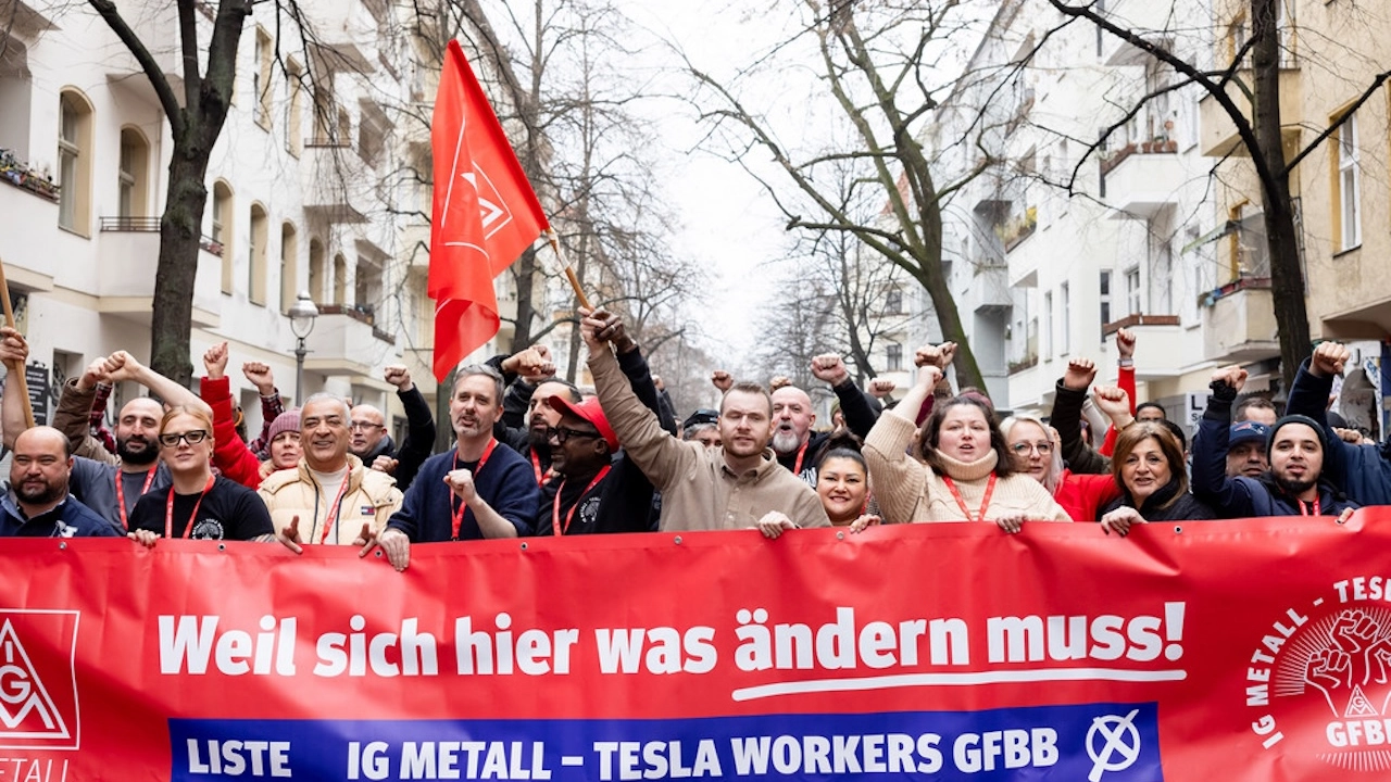 Sie wollen sich mit den massiven Eingriffen in ihre demokratische Rechte nicht abfinden: Tesla-Beschäftigte, hier auf einer Aktion im Januar. (