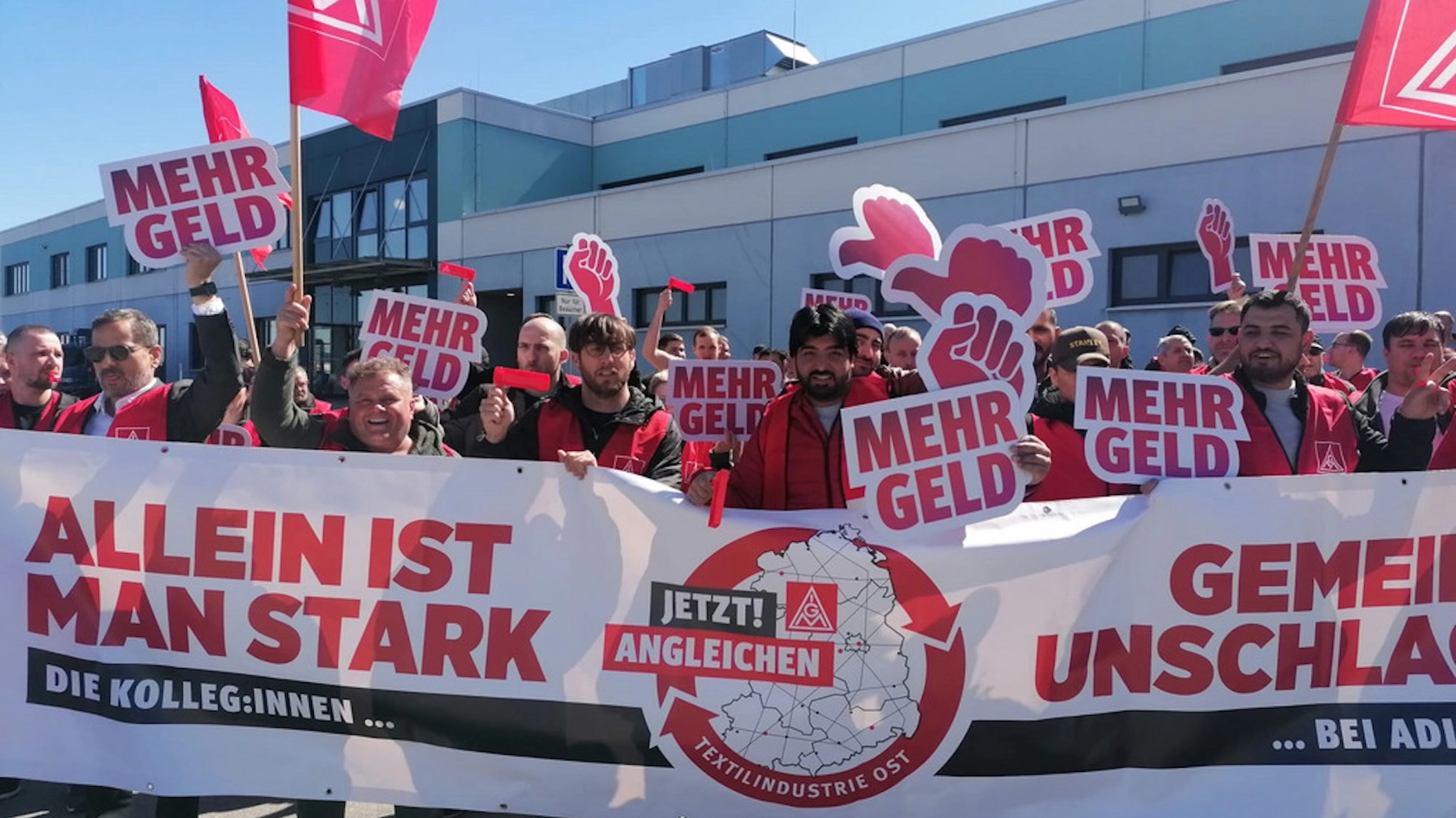 Sauer auf die Arbeitgeber: Adient-Beschäftigte bei ihrem Warnstreik.