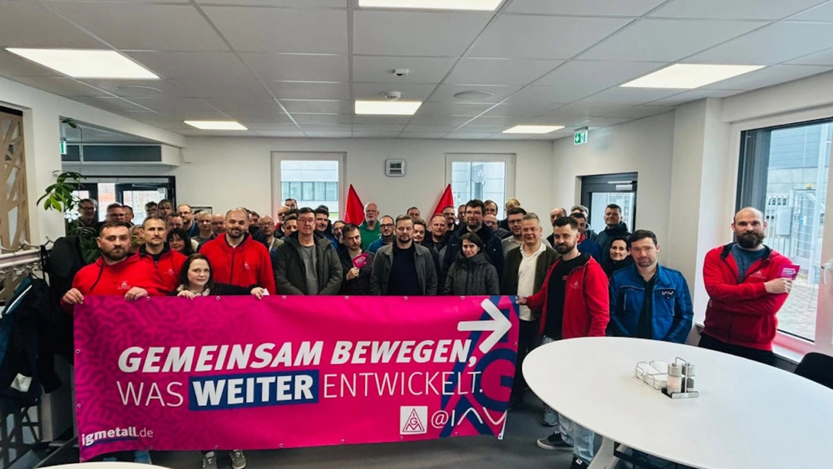 Selbst ein Starkregen konnte die IAV-Kolleginnen und -Kollegen in Stollberg nicht aufhalten: Sie verlegten ihre Aktion kurzfristig nach drinnen. 