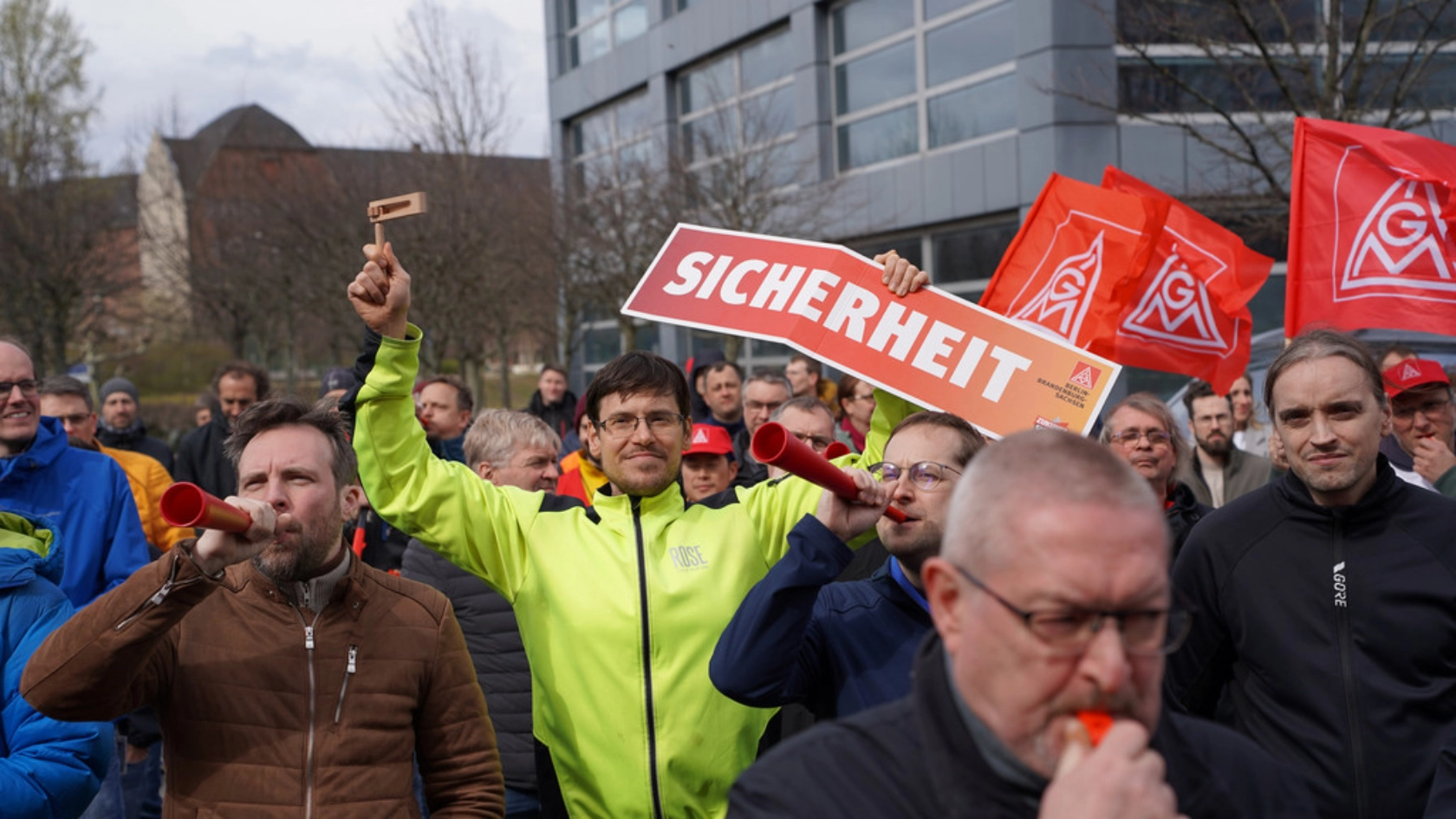Sicherheit für die IAV-Beschäftigten: Kundgebung in Berlin. 
