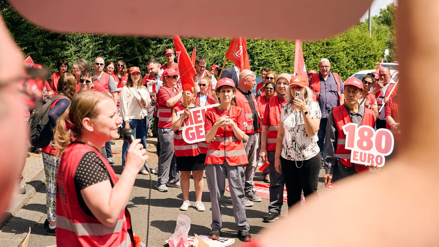 Aktion am 16.06.2025  im Rahmen der 3. Verhandlungsrunde Textile Dienste in Dietzenbach
