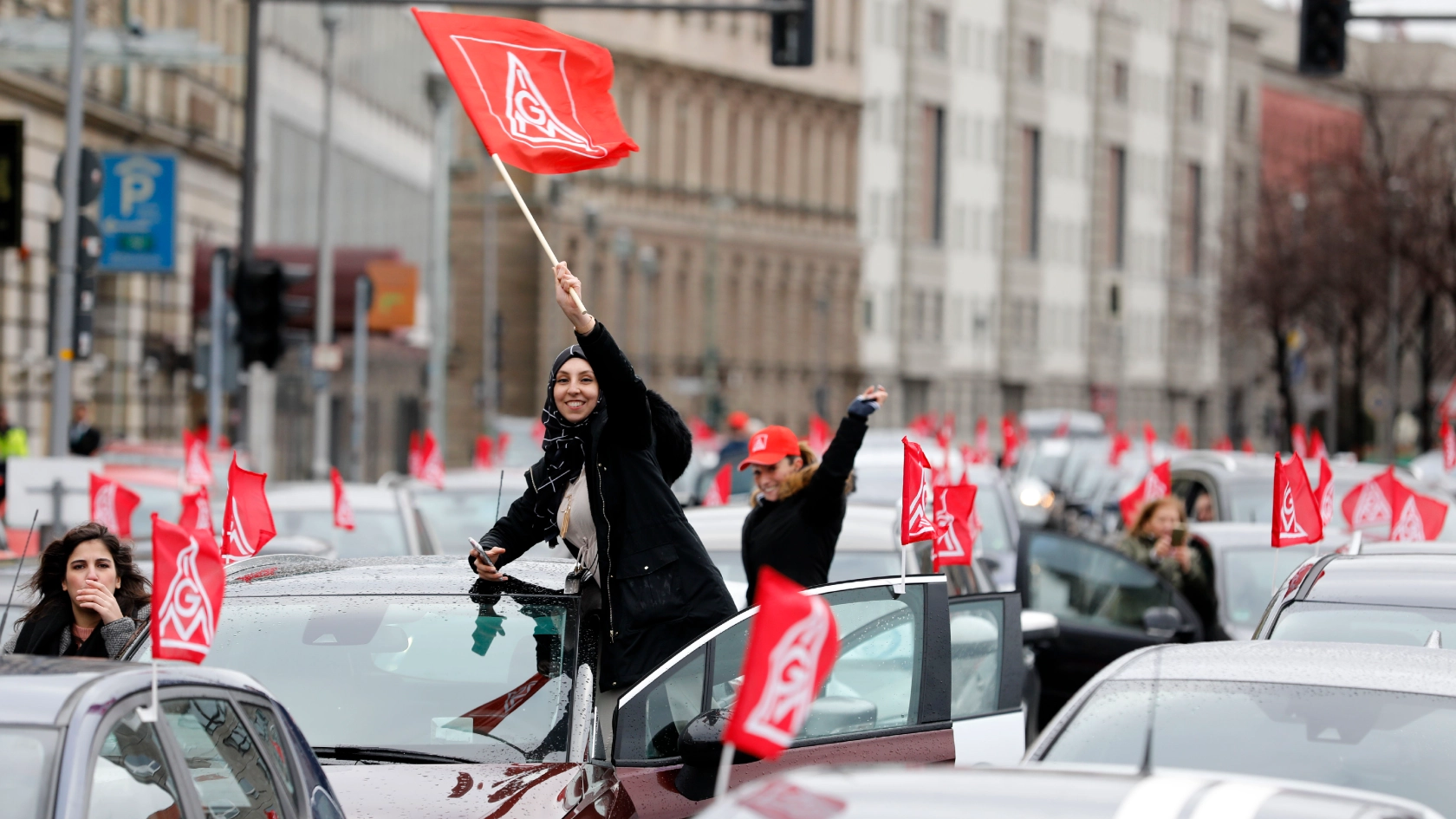 Berlin,  11.02.2019 IG Metall Autokorso und Kundgebung gegen die Schließung des Berliner Infinera-Standortes in Berlin-Spandau. Die Kundgebung findet vor der US-AMerikanischen Borschft in der Behrenstraße statt. 