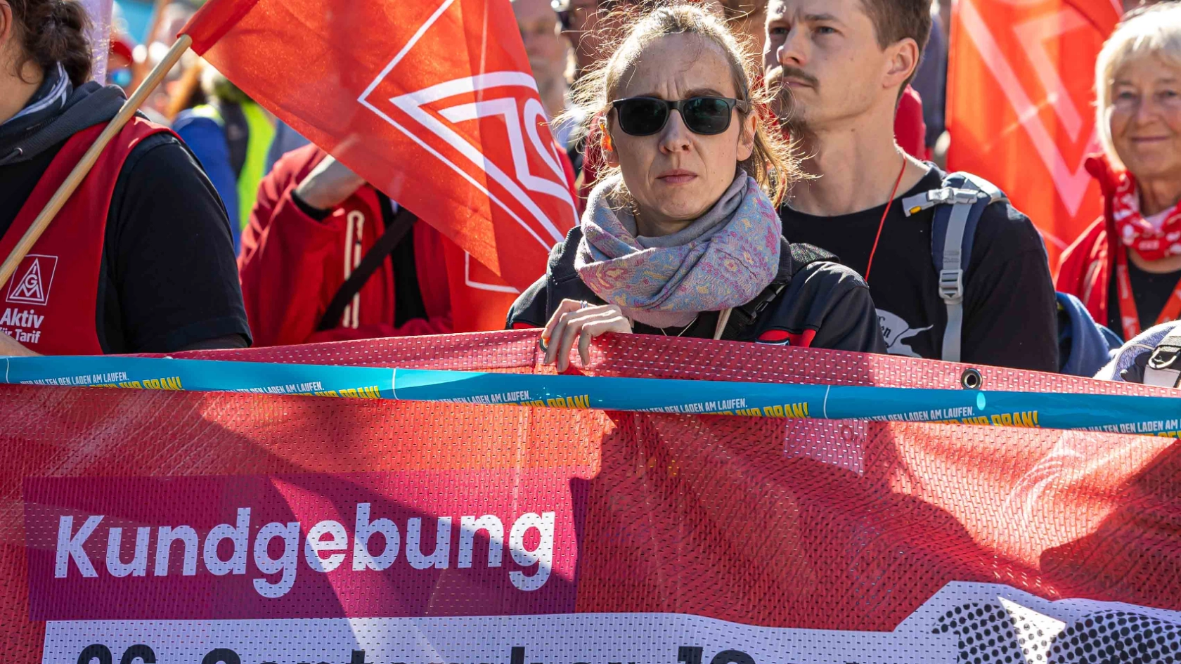 Beim bundesweiten Aktionstag des Deutschen Gewerkschaftsbundes (DGB) sind auch in Leipzig Tausende Menschen für sichere Arbeitsplätze und einen starken Sozialstaat auf die Strasse gegangen. Unter dem Motto Rote Karte dem Kahlschlag  Hände weg vom Sozialstaat! zog der Demonstrationszug durch die Leipziger Innenstadt. Die zentrale Kundgebung fand auf dem Simsonplatz statt, direkt vor dem Bundesverwaltungsgericht. Foto Igor Pastierovic