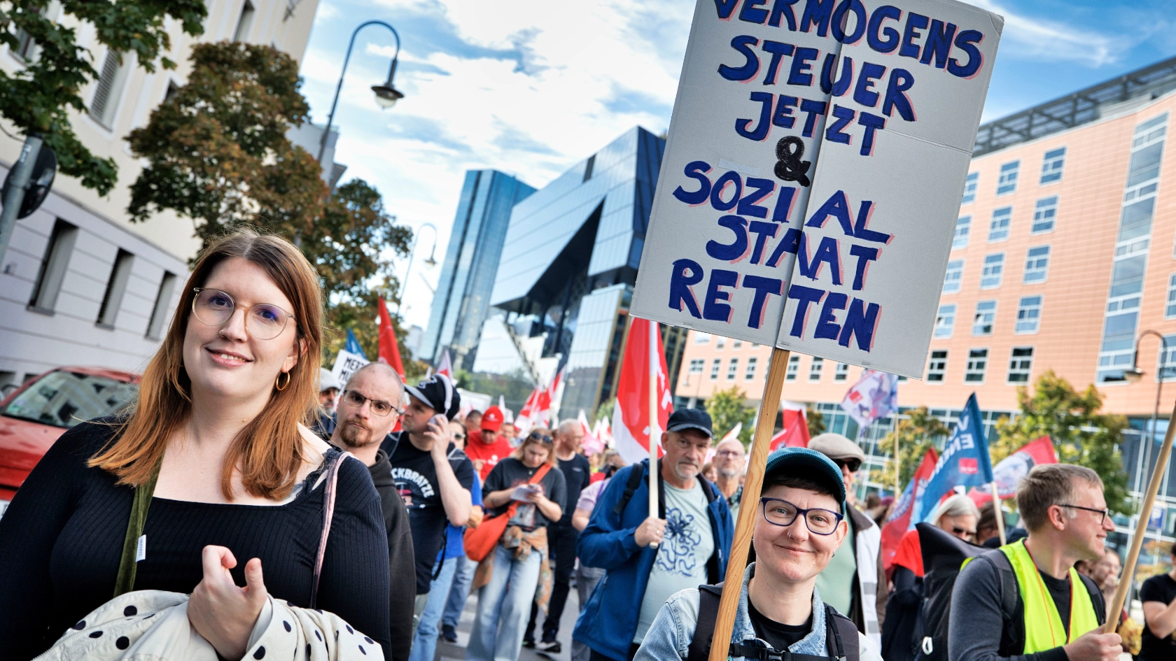 Kundgebung und Demonstration des DGB "Hart verdient! Deine Arbeit. Deine Gesundheit. Deine Rente." gegen Sozialabbau vom Berliner IG Metall Haus zum Roten Rathaus.