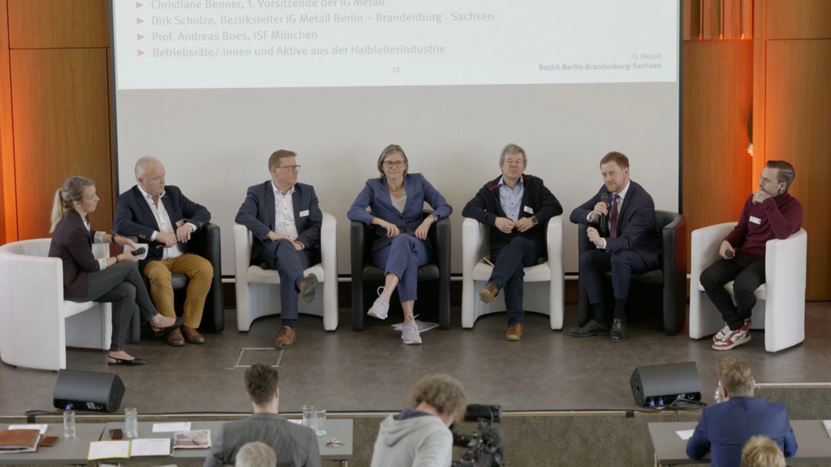 Halbleiterkonferenz mit Christiane Benner (in der Mitte), Dirk Schulze und Sachsens Ministerpräsident Michael Kretschmer (mit dem Mikro).
