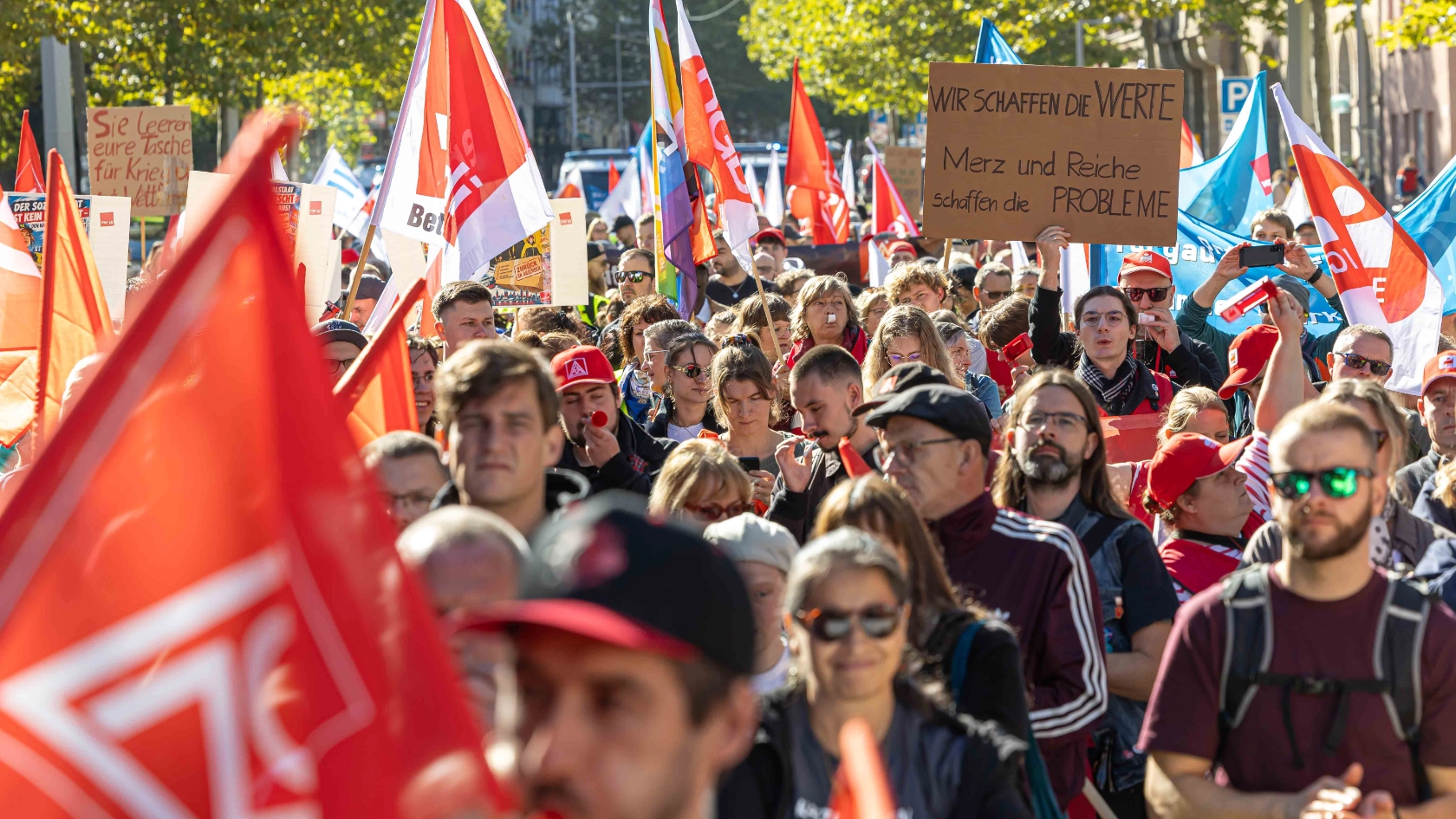Beim bundesweiten Aktionstag des Deutschen Gewerkschaftsbundes (DGB) sind auch in Leipzig Tausende Menschen für sichere Arbeitsplätze und einen starken Sozialstaat auf die Strasse gegangen. Unter dem Motto Rote Karte dem Kahlschlag  Hände weg vom Sozialstaat! zog der Demonstrationszug durch die Leipziger Innenstadt. Die zentrale Kundgebung fand auf dem Simsonplatz statt, direkt vor dem Bundesverwaltungsgericht. Foto Igor Pastierovic