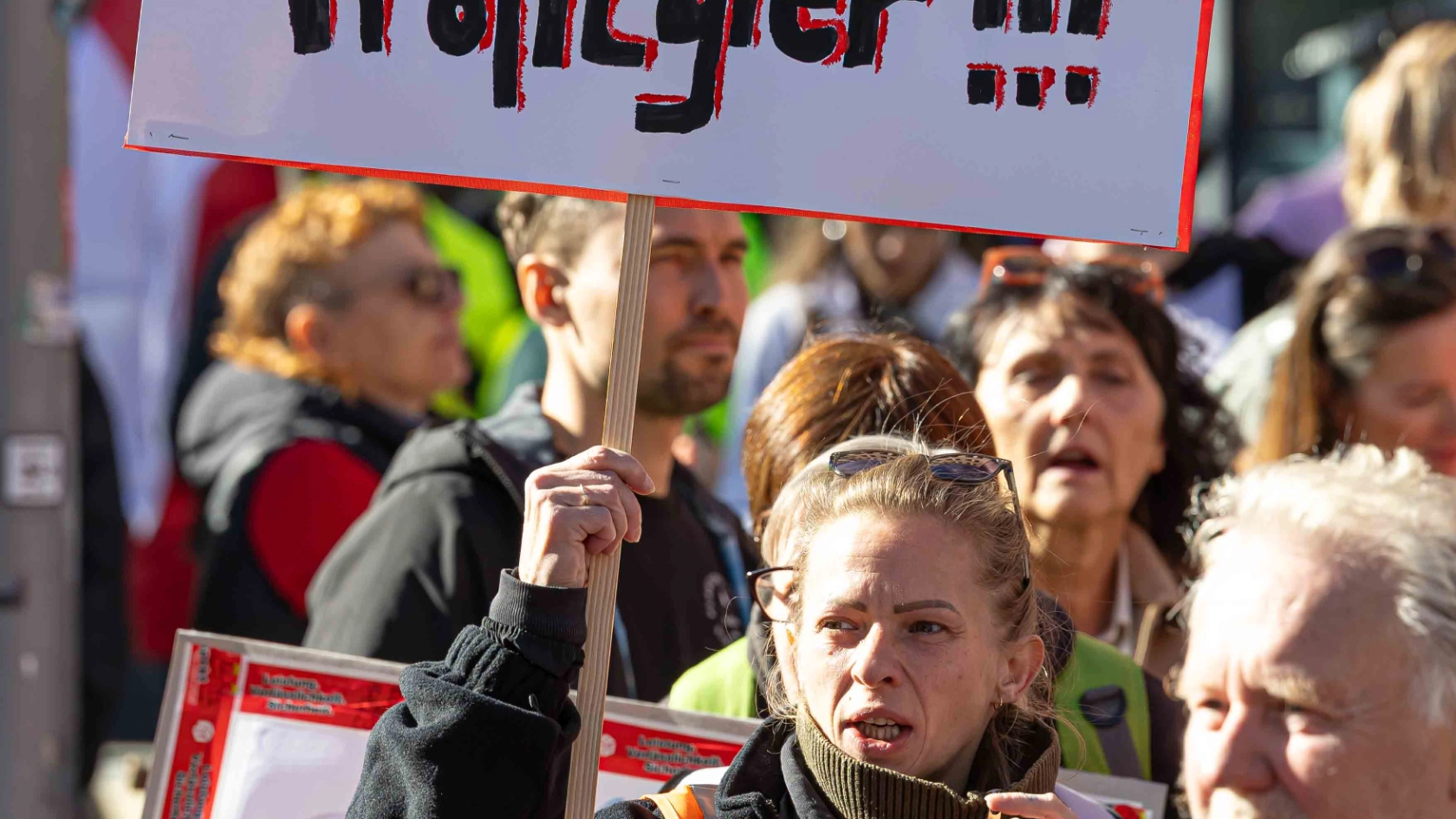 Beim bundesweiten Aktionstag des Deutschen Gewerkschaftsbundes (DGB) sind auch in Leipzig Tausende Menschen für sichere Arbeitsplätze und einen starken Sozialstaat auf die Strasse gegangen. Unter dem Motto Rote Karte dem Kahlschlag  Hände weg vom Sozialstaat! zog der Demonstrationszug durch die Leipziger Innenstadt. Die zentrale Kundgebung fand auf dem Simsonplatz statt, direkt vor dem Bundesverwaltungsgericht. Foto Igor Pastierovic