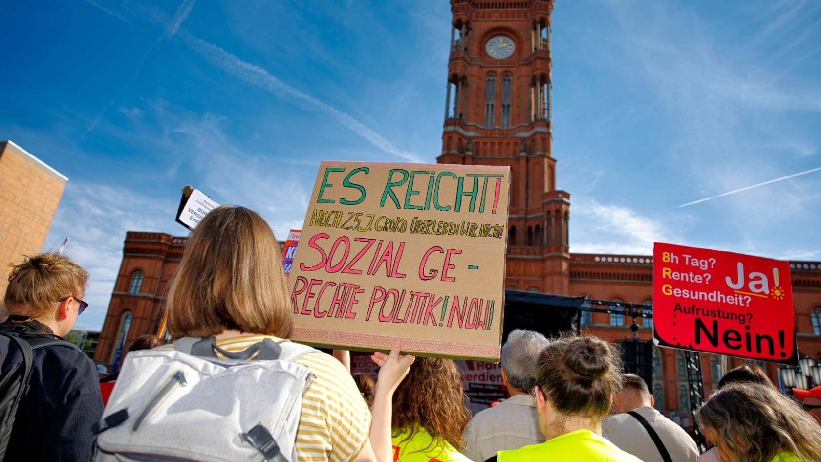 Kundgebung und Demonstration des DGB "Hart verdient! Deine Arbeit. Deine Gesundheit. Deine Rente." gegen Sozialabbau vom Berliner IG Metall Haus zum Roten Rathaus.