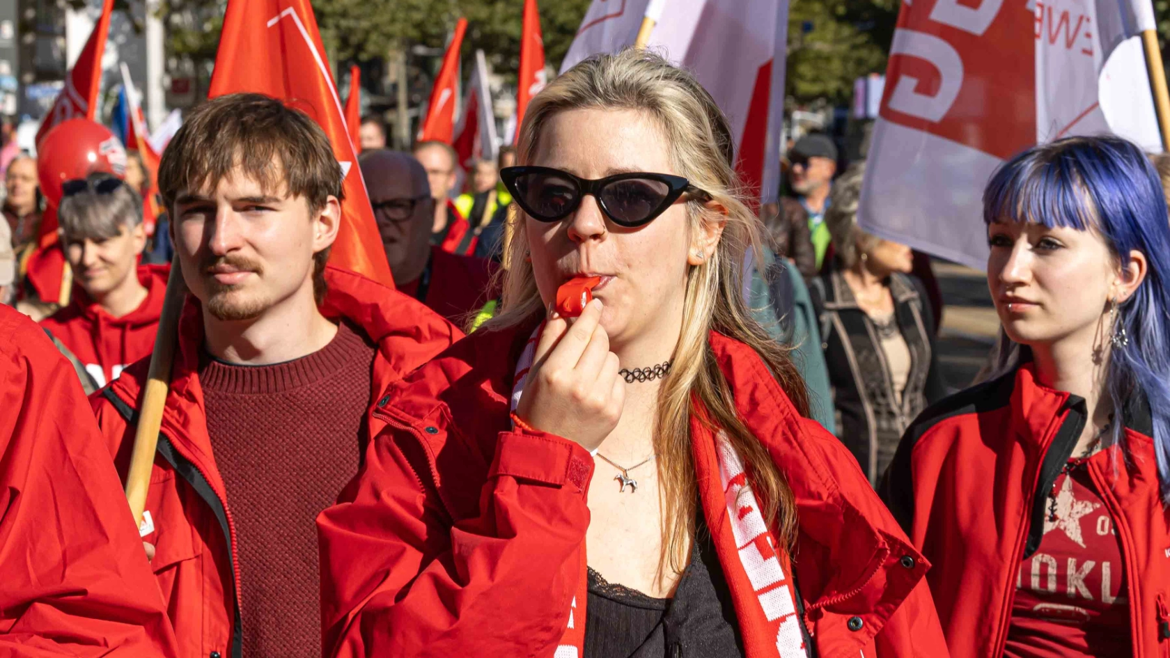 Beim bundesweiten Aktionstag des Deutschen Gewerkschaftsbundes (DGB) sind auch in Leipzig Tausende Menschen für sichere Arbeitsplätze und einen starken Sozialstaat auf die Strasse gegangen. Unter dem Motto Rote Karte dem Kahlschlag  Hände weg vom Sozialstaat! zog der Demonstrationszug durch die Leipziger Innenstadt. Die zentrale Kundgebung fand auf dem Simsonplatz statt, direkt vor dem Bundesverwaltungsgericht. Foto Igor Pastierovic