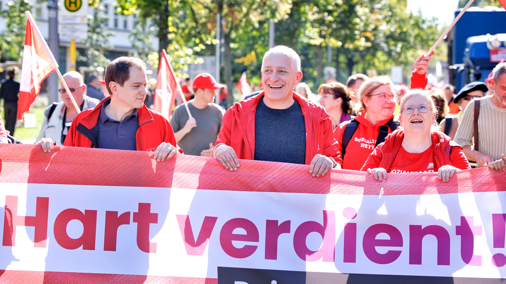 Kundgebung und Demonstration des DGB "Hart verdient! Deine Arbeit. Deine Gesundheit. Deine Rente." gegen Sozialabbau vom Berliner IG Metall Haus zum Roten Rathaus. Jürgen Kerner
