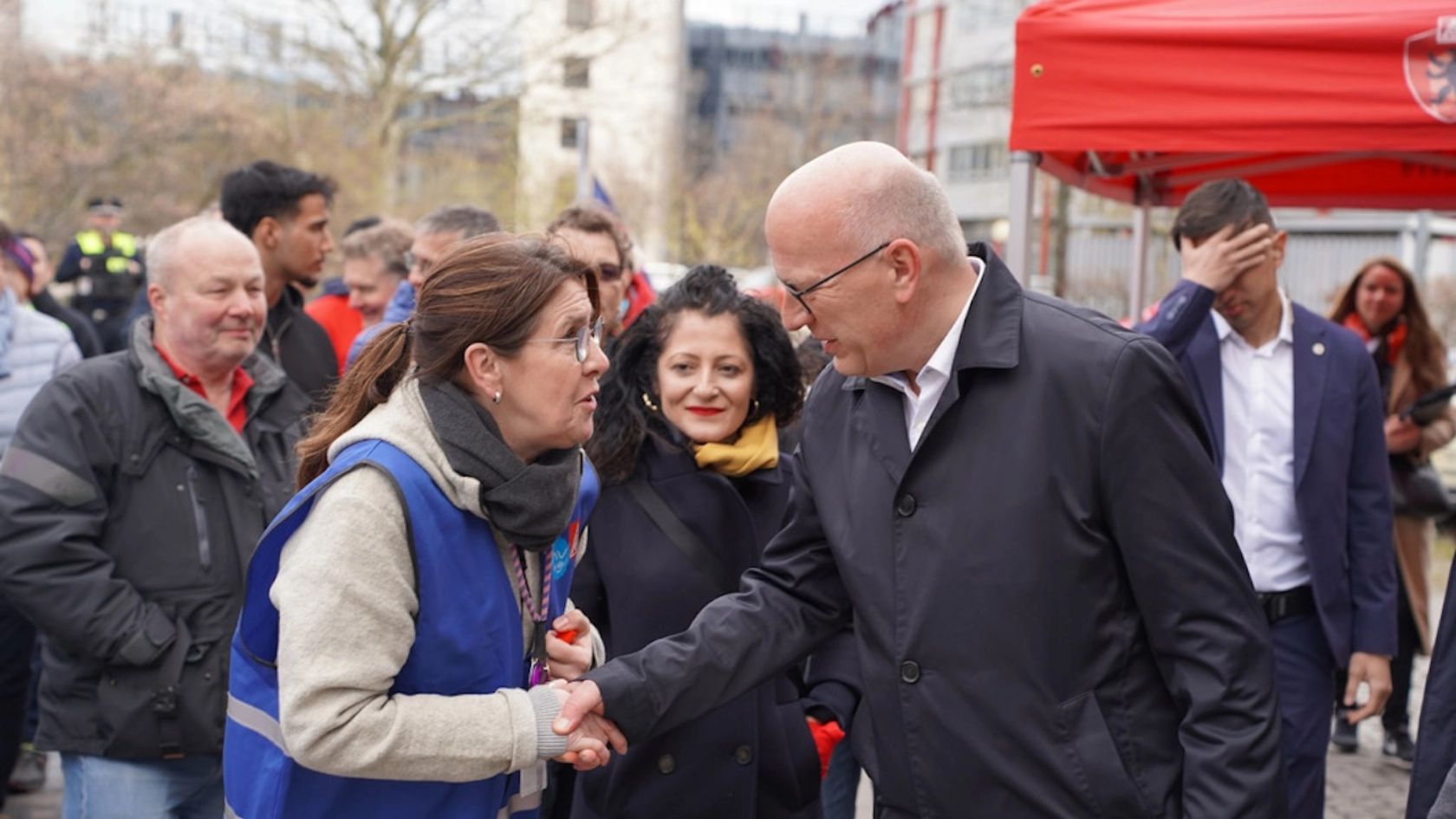 Berlins Regierender Bürgermeister Kai Wegner sagte den Beschäftigten seine Unterstützung zu, genau wie Berlins Arbeitssenatorin Cansel Kiziltepe (im Bild im Hintergrund in der Mitte). 