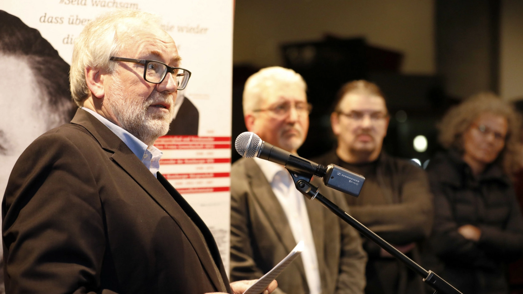 Professor Dr. Günter Morsch führte in die Ausstellung ein.