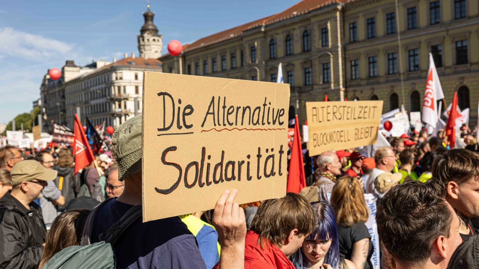Beim bundesweiten Aktionstag des Deutschen Gewerkschaftsbundes (DGB) sind auch in Leipzig Tausende Menschen für sichere Arbeitsplätze und einen starken Sozialstaat auf die Strasse gegangen. Unter dem Motto Rote Karte dem Kahlschlag  Hände weg vom Sozialstaat! zog der Demonstrationszug durch die Leipziger Innenstadt. Die zentrale Kundgebung fand auf dem Simsonplatz statt, direkt vor dem Bundesverwaltungsgericht. Foto Igor Pastierovic
