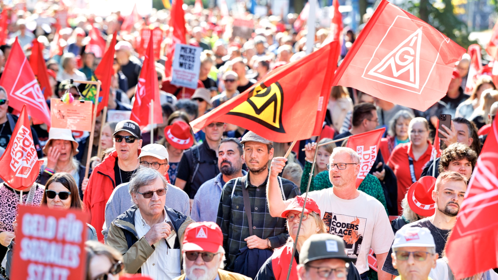Kundgebung und Demonstration des DGB "Hart verdient! Deine Arbeit. Deine Gesundheit. Deine Rente." gegen Sozialabbau vom Berliner IG Metall Haus zum Roten Rathaus.