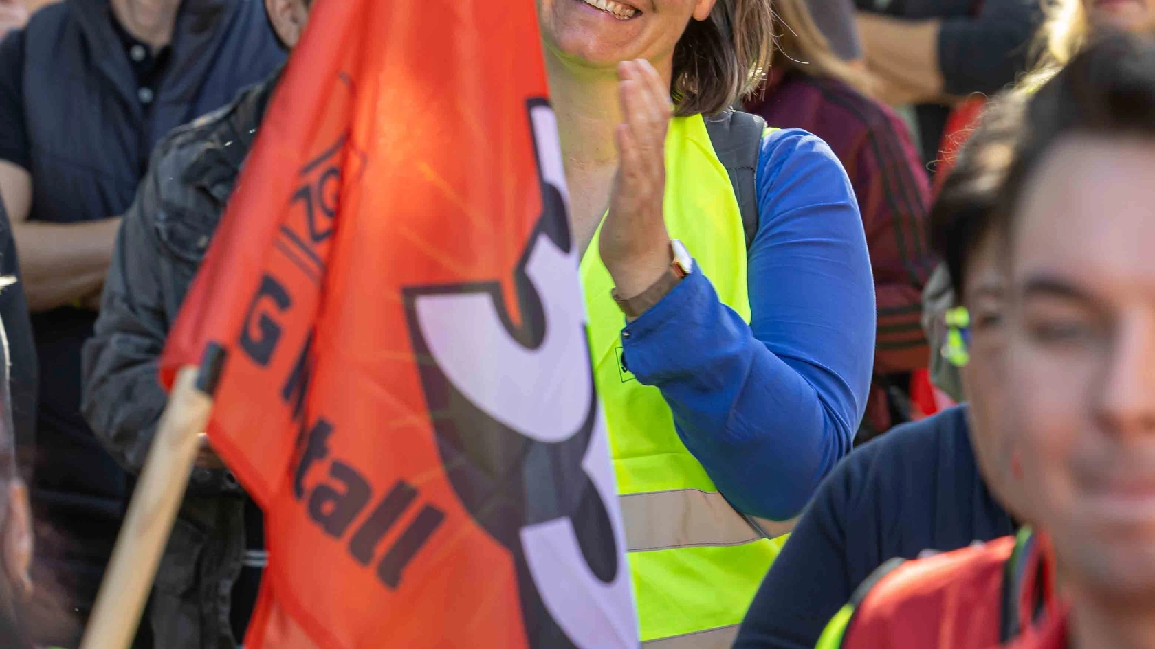 Beim bundesweiten Aktionstag des Deutschen Gewerkschaftsbundes (DGB) sind auch in Leipzig Tausende Menschen für sichere Arbeitsplätze und einen starken Sozialstaat auf die Strasse gegangen. Unter dem Motto Rote Karte dem Kahlschlag  Hände weg vom Sozialstaat! zog der Demonstrationszug durch die Leipziger Innenstadt. Die zentrale Kundgebung fand auf dem Simsonplatz statt, direkt vor dem Bundesverwaltungsgericht. Foto Igor Pastierovic