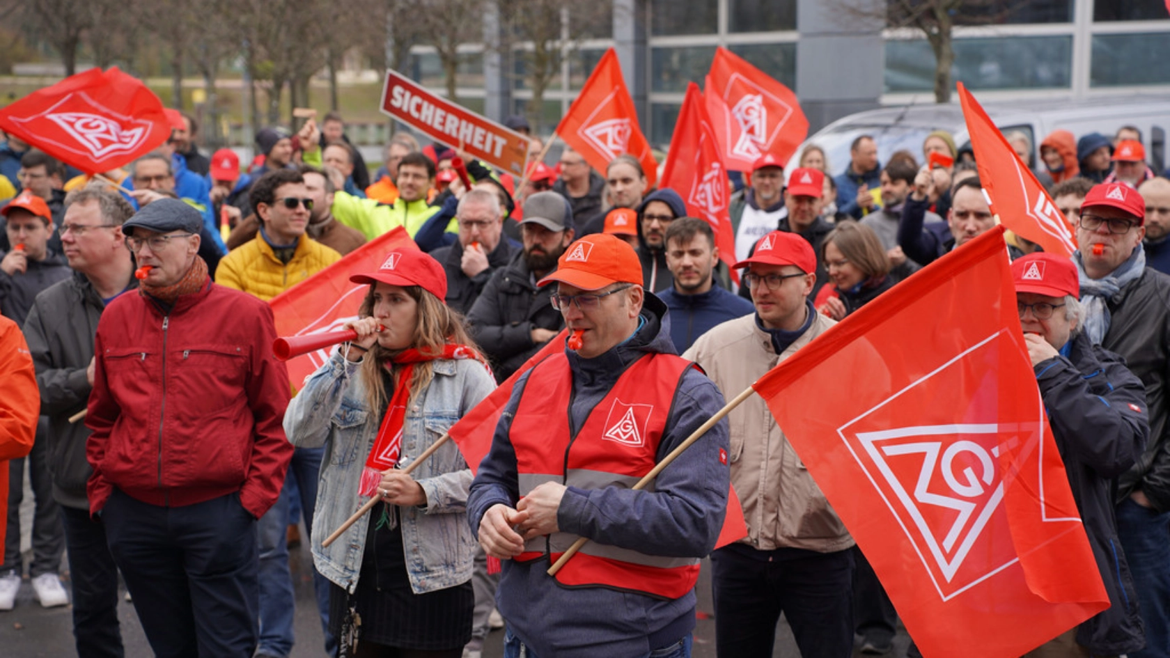 Arbeitsplätze sichern: IAV-Beschäftigte demonstrieren