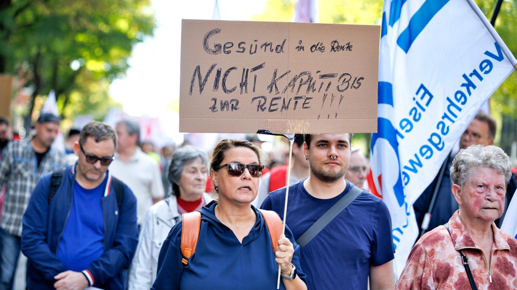 Kundgebung und Demonstration des DGB "Hart verdient! Deine Arbeit. Deine Gesundheit. Deine Rente." gegen Sozialabbau vom Berliner IG Metall Haus zum Roten Rathaus.