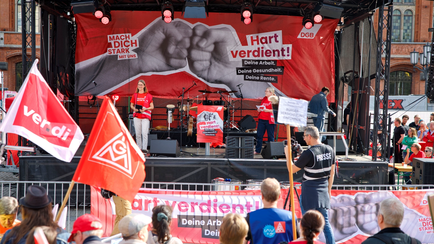 Kundgebung und Demonstration des DGB "Hart verdient! Deine Arbeit. Deine Gesundheit. Deine Rente." gegen Sozialabbau vom Berliner IG Metall Haus zum Roten Rathaus.