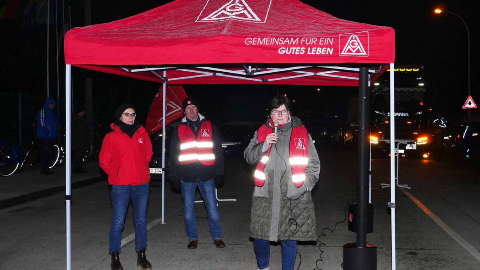 Stephanie Jahn, Geschäftsführerin der IG Metall Potsdam-Oranienburg, forderte den Arbeitgeber zum Einlenken auf. 