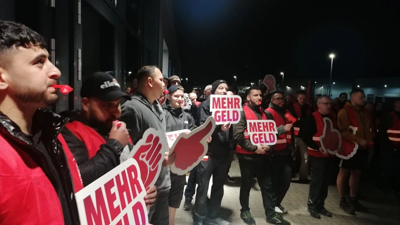 Sauer auf die Arbeitgeber: Adient-Beschäftigte bei ihrem Warnstreik. 