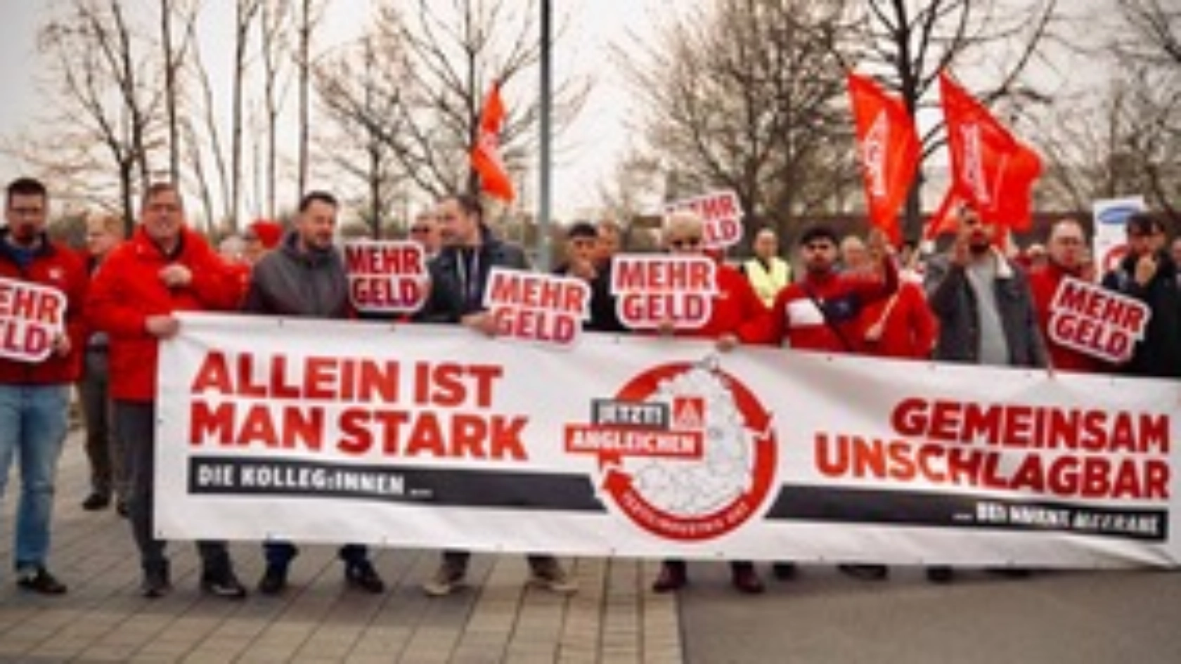 Sie sind sauer über die Blockade der Arbeitgeber: Kolleginnen und Kollegen bei der Aktion zur 2. Verhandlung.