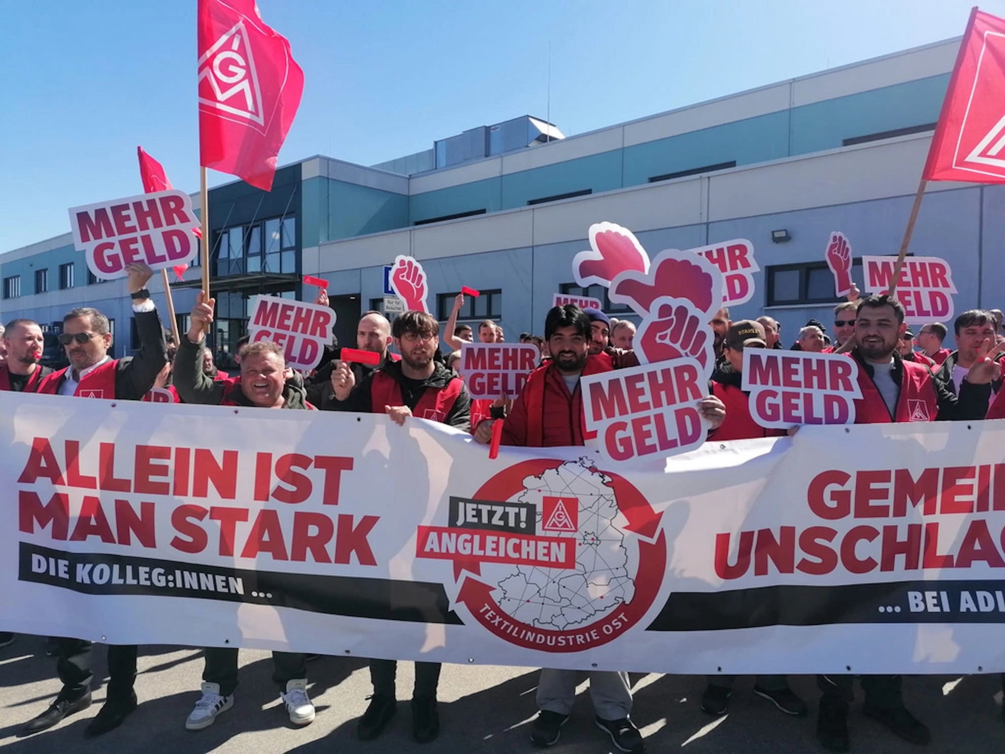 Sauer auf die Arbeitgeber: Adient-Beschäftigte bei ihrem Warnstreik.