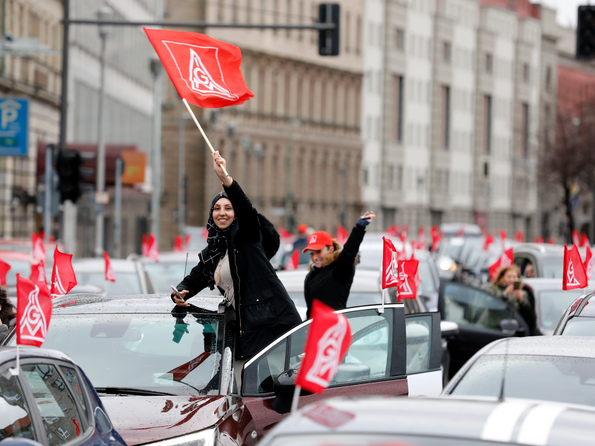 Berlin,  11.02.2019 IG Metall Autokorso und Kundgebung gegen die Schließung des Berliner Infinera-Standortes in Berlin-Spandau. Die Kundgebung findet vor der US-AMerikanischen Borschft in der Behrenstraße statt. 
