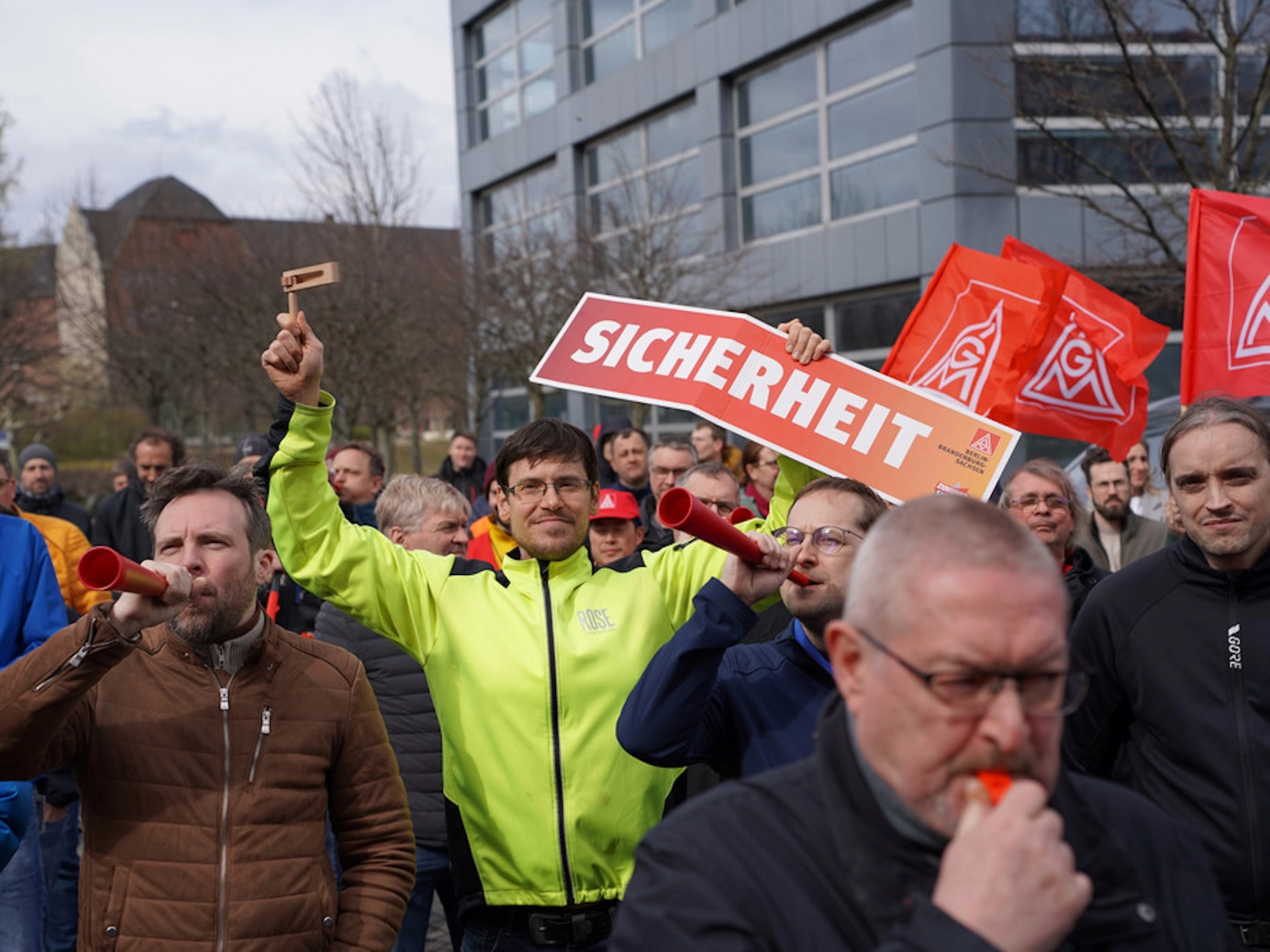 Sicherheit für die IAV-Beschäftigten: Kundgebung in Berlin. 