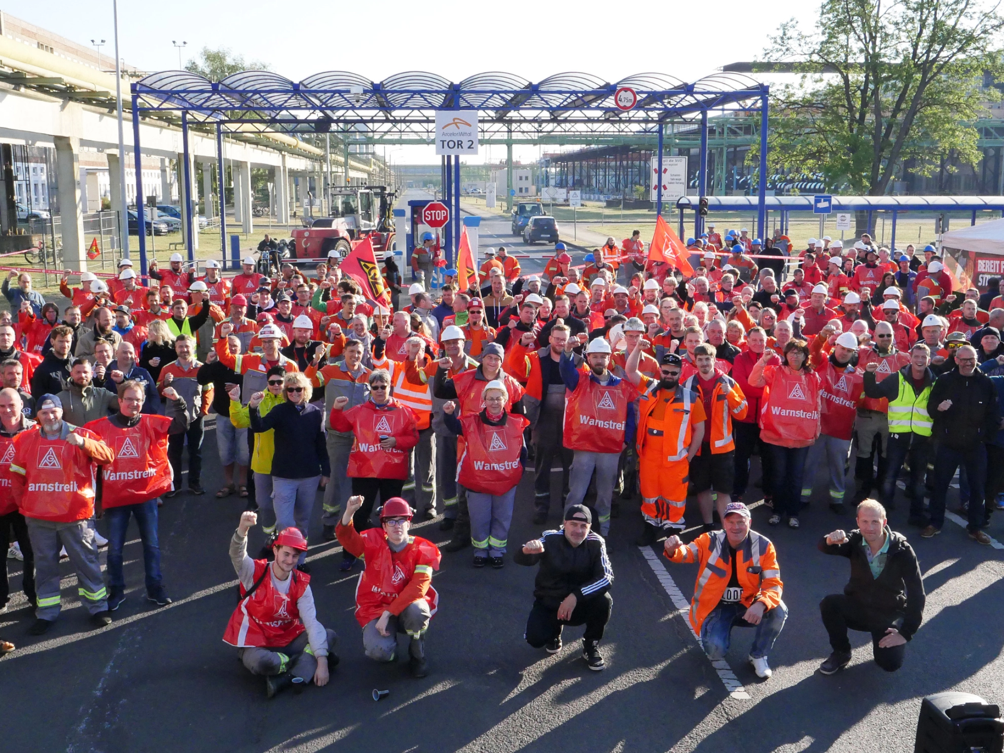 Tarifrunde Eisen und Stahl: Warnstreik bei Arcelor Mittal in Eisenhüttenstadt/Brandenburg