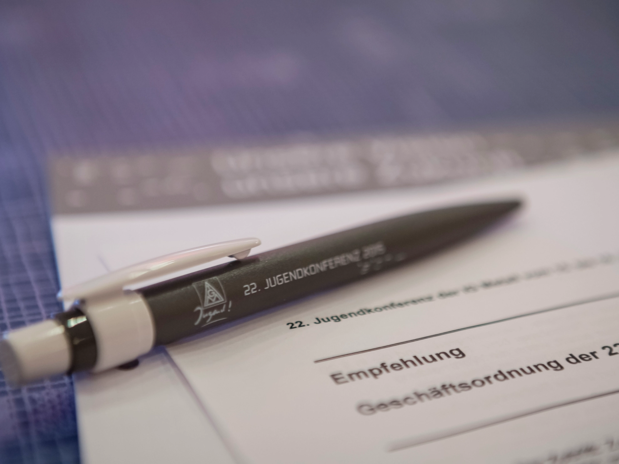 IG Metall Bundesjugendkonferenz 2015 mit dem Titel: *Unsere Vision - Unsere Zukunft*, Sauerlandstern Willingen, 15. - 18. April 2015<br/><br/>Auf einem Tisch an der Anmeldung liegen Tagungsunterlagen/Empfehlung zur Geschäftsordnung mit einem Kugelschreiber. *** Local Caption *** [Die Nutzung ist im Print- und im Onlinebereich honorarpflichtig gemaess aktueller MFM-Empfehlungen. Anstrich oder Rechnung nur nach Ruecksprache! Bitte als Fotocredit *© STEPHEN PETRAT* angeben. Veroeffentlichung nur mit korrektem Urhebervermerk, Beleg und Honorierung. Bei Verwendung des Fotos ausserhalb redaktioneller Zwecke bitte Ruecksprache mit dem Fotografen halten! // Weitere Motive/Other motifs: www.stephenpetrat.de  Fon +49 (0)172/2699029 // There is a charge for using the photos in print or online as per the recommendations of current MFM price list. Deviations from these charges or issuing an invoice has to be agreed. Please indicate the photo credit as *© STEPHEN PETRAT*. When a photo is to be published correct mention of copyright, a complimentary copy  and payment of the fee are required. If the photo is to be used for other than editorial purposes, please obtain permission from the photographer.]