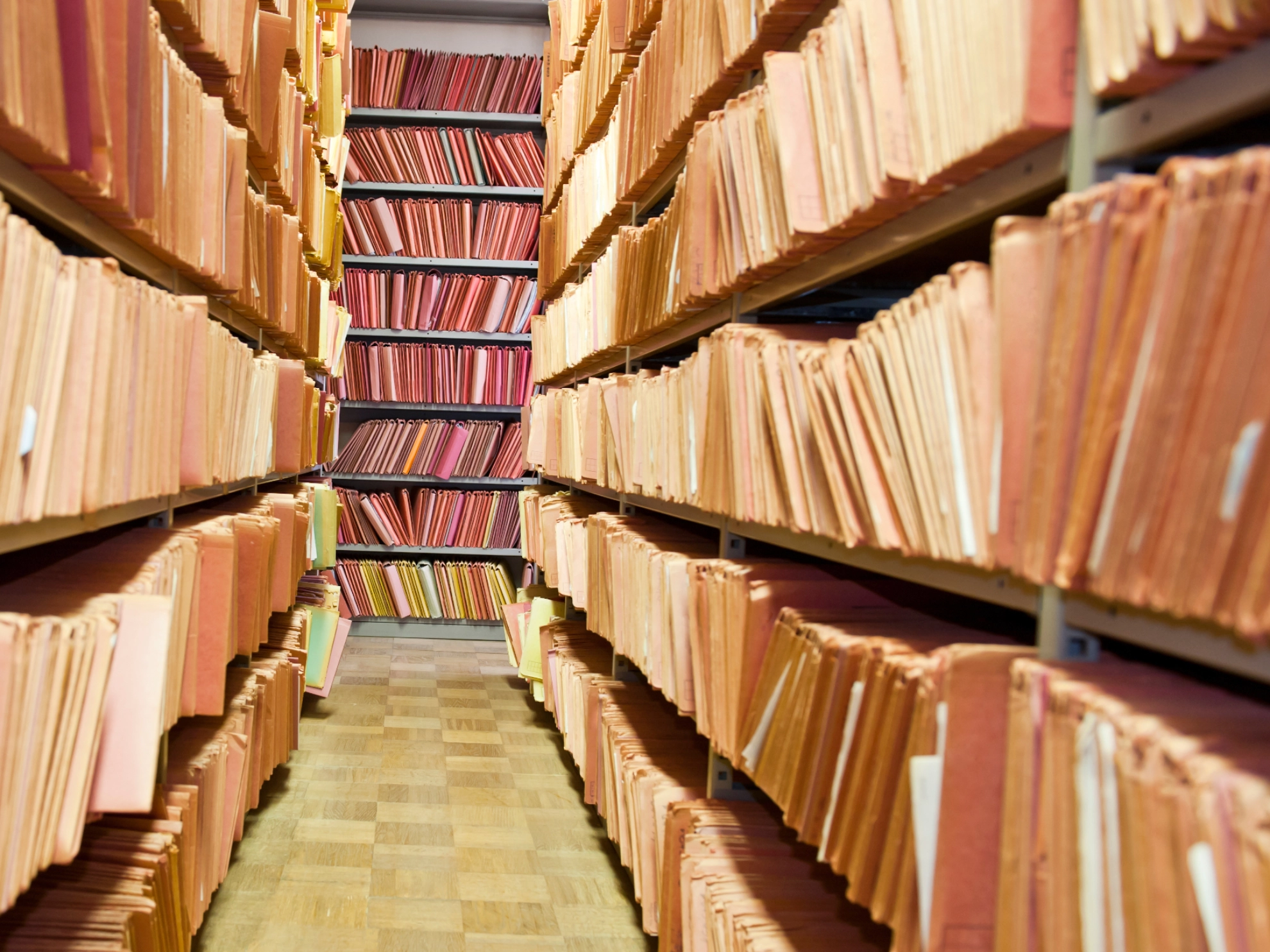 Ein großes Archiv mit vielen Gesetzbüchern und alten Urteilen