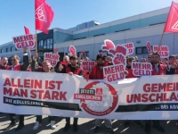 Sauer auf die Arbeitgeber: Adient-Beschäftigte bei ihrem Warnstreik.