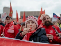 Zukunft statt Kahlschlag in den Betrieben. Offensive Politik für die Industrie. Soziale Sicherheit im Wandel.