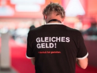 ein Delegierter auf dem Gewerkschaftstag 2015 der IG Metall trägt ein T-Shirt mit der Aufschrift "Gleiches Geld. Leiharbeit fair gestalten."