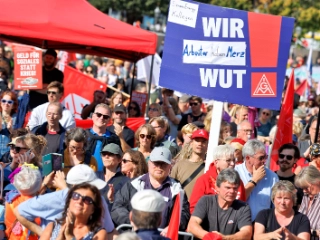 Kundgebung und Demonstration des DGB "Hart verdient! Deine Arbeit. Deine Gesundheit. Deine Rente." gegen Sozialabbau vom Berliner IG Metall Haus zum Roten Rathaus.