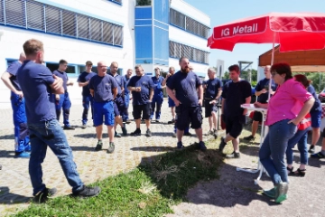 Beschäftigte bei Metallbau Windeck fordern mehr Geld