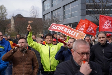 Arbeitsplätze sichern: IAV-Beschäftigte demonstrieren