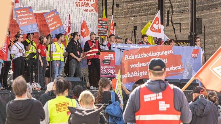 Beim bundesweiten Aktionstag des Deutschen Gewerkschaftsbundes (DGB) sind auch in Leipzig Tausende Menschen für sichere Arbeitsplätze und einen starken Sozialstaat auf die Strasse gegangen. Unter dem Motto Rote Karte dem Kahlschlag  Hände weg vom Sozialstaat! zog der Demonstrationszug durch die Leipziger Innenstadt. Die zentrale Kundgebung fand auf dem Simsonplatz statt, direkt vor dem Bundesverwaltungsgericht. Foto Igor Pastierovic