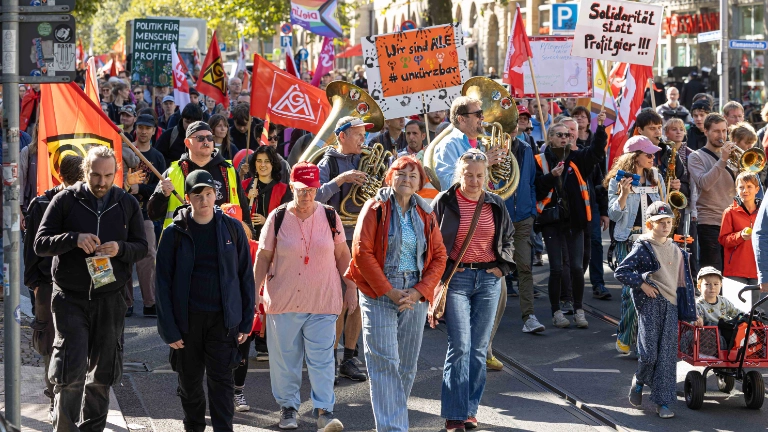 Beim bundesweiten Aktionstag des Deutschen Gewerkschaftsbundes (DGB) sind auch in Leipzig Tausende Menschen für sichere Arbeitsplätze und einen starken Sozialstaat auf die Strasse gegangen. Unter dem Motto Rote Karte dem Kahlschlag  Hände weg vom Sozialstaat! zog der Demonstrationszug durch die Leipziger Innenstadt. Die zentrale Kundgebung fand auf dem Simsonplatz statt, direkt vor dem Bundesverwaltungsgericht. Foto Igor Pastierovic