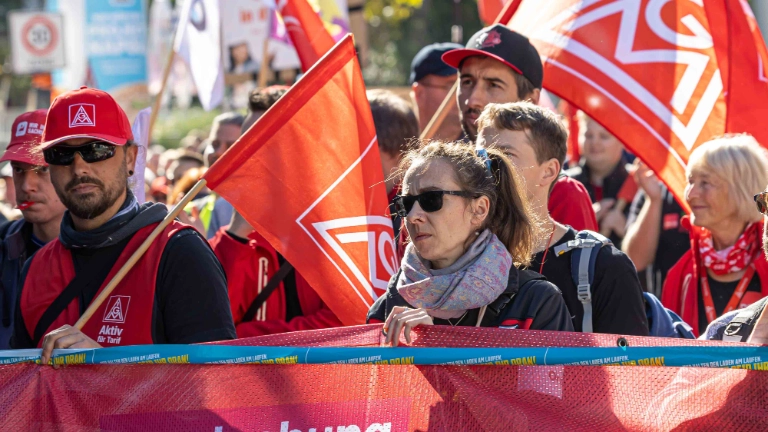 Beim bundesweiten Aktionstag des Deutschen Gewerkschaftsbundes (DGB) sind auch in Leipzig Tausende Menschen für sichere Arbeitsplätze und einen starken Sozialstaat auf die Strasse gegangen. Unter dem Motto Rote Karte dem Kahlschlag  Hände weg vom Sozialstaat! zog der Demonstrationszug durch die Leipziger Innenstadt. Die zentrale Kundgebung fand auf dem Simsonplatz statt, direkt vor dem Bundesverwaltungsgericht. Foto Igor Pastierovic