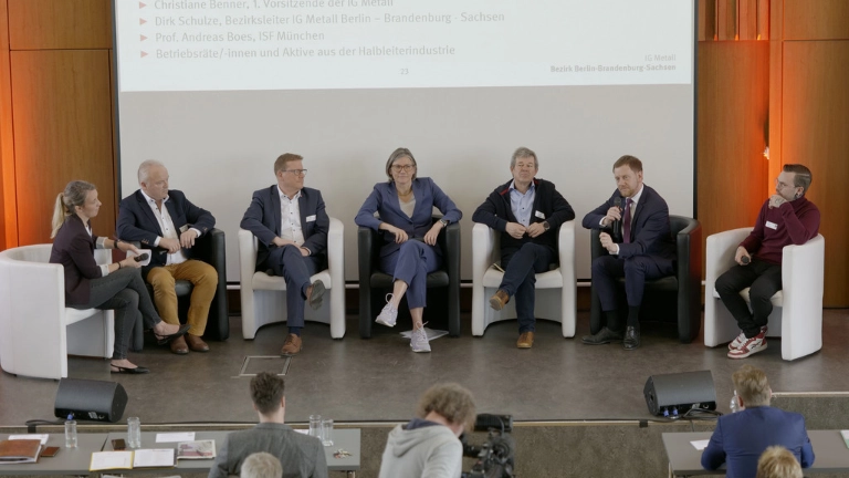 Halbleiterkonferenz mit Christiane Benner (in der Mitte), Dirk Schulze und Sachsens Ministerpräsident Michael Kretschmer (mit dem Mikro).