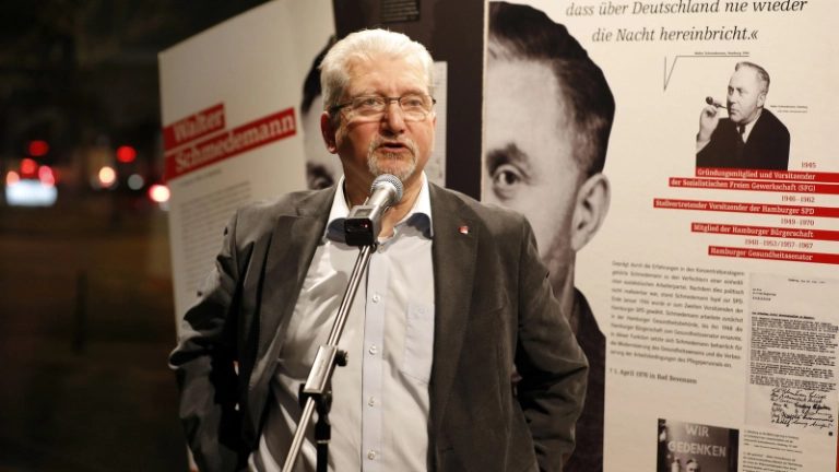 Olivier Höbel, langjähriger IG Metall-Bezirksleiter in Berlin-Brandenburg-Sachsen, eröffnete die Ausstellung. 