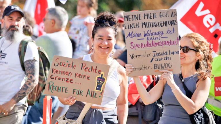 Kundgebung und Demonstration des DGB "Hart verdient! Deine Arbeit. Deine Gesundheit. Deine Rente." gegen Sozialabbau vom Berliner IG Metall Haus zum Roten Rathaus.