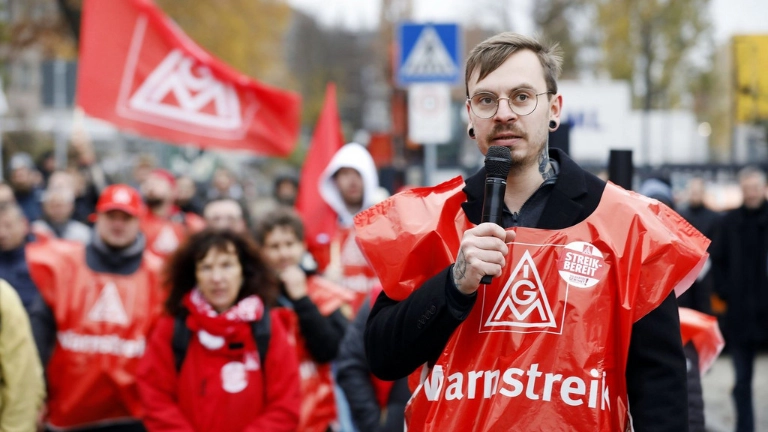 Betriebsrat Neels Wied beim Warnstreik im Herbst 2022. 
