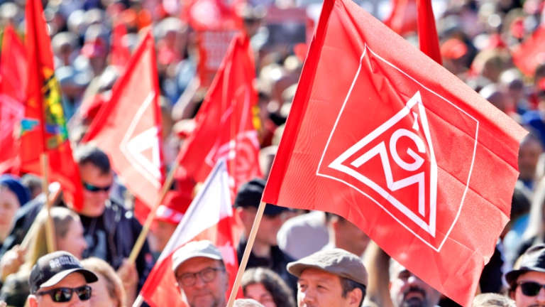 Kundgebung und Demonstration des DGB "Hart verdient! Deine Arbeit. Deine Gesundheit. Deine Rente." gegen Sozialabbau vom Berliner IG Metall Haus zum Roten Rathaus.