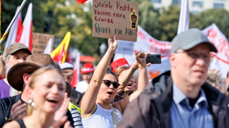 Kundgebung und Demonstration des DGB "Hart verdient! Deine Arbeit. Deine Gesundheit. Deine Rente." gegen Sozialabbau vom Berliner IG Metall Haus zum Roten Rathaus.