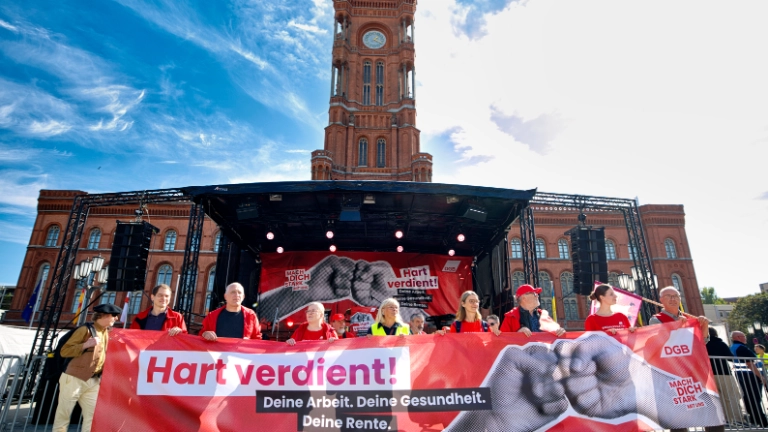 Kundgebung und Demonstration des DGB "Hart verdient! Deine Arbeit. Deine Gesundheit. Deine Rente." gegen Sozialabbau vom Berliner IG Metall Haus zum Roten Rathaus.