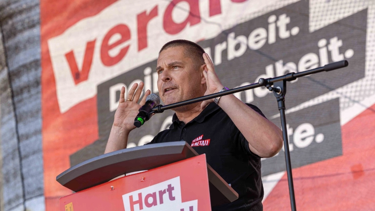 Beim bundesweiten Aktionstag des Deutschen Gewerkschaftsbundes (DGB) sind auch in Leipzig Tausende Menschen für sichere Arbeitsplätze und einen starken Sozialstaat auf die Strasse gegangen. Unter dem Motto Rote Karte dem Kahlschlag  Hände weg vom Sozialstaat! zog der Demonstrationszug durch die Leipziger Innenstadt. Die zentrale Kundgebung fand auf dem Simsonplatz statt, direkt vor dem Bundesverwaltungsgericht. Foto Igor Pastierovic
