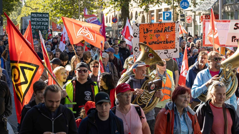 Beim bundesweiten Aktionstag des Deutschen Gewerkschaftsbundes (DGB) sind auch in Leipzig Tausende Menschen für sichere Arbeitsplätze und einen starken Sozialstaat auf die Strasse gegangen. Unter dem Motto Rote Karte dem Kahlschlag  Hände weg vom Sozialstaat! zog der Demonstrationszug durch die Leipziger Innenstadt. Die zentrale Kundgebung fand auf dem Simsonplatz statt, direkt vor dem Bundesverwaltungsgericht. Foto Igor Pastierovic
